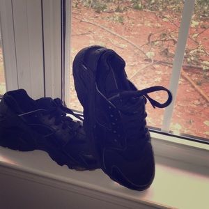 Black Nike Huaraches 🕶